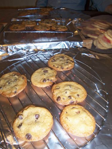 chocolate-chip-cookies-cooling-holiday-2015